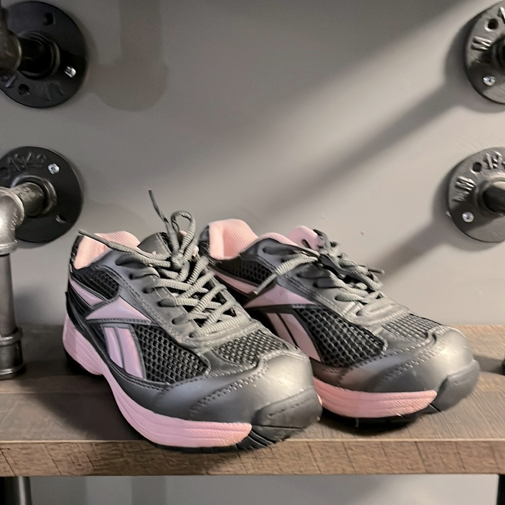 Pink women's REEBOK Athletic Shoe size 6| 1/2